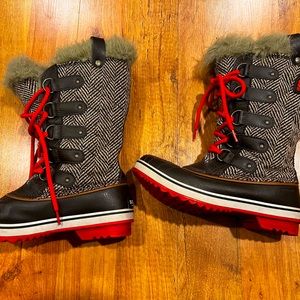 Sorrel Joan of Arctic boots in size 8